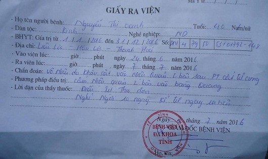 Giấy ra viện của Bệnh viện Đa khoa tỉnh Thanh Hóa ghi rõ niệu quản chị Oanh bị khâu cắt..