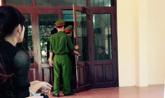 Phiên xử sơ thẩm được bảo vệ nghiêm ngặt do HĐXX quyết định xử kín.