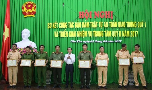 Dịp này, Chủ tịch UBND TP Cần Thơ đã tặng bằng khen cho 23 tập thể và 27 cá nhân có thành tích xuất sắc trong công tác đảm bảo ATGT năm 2016.