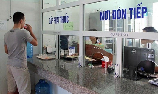 Cấp phát thuốc ARV cho bệnh nhân. Ảnh minh họa