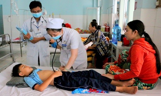 Sốt xuất huyết chưa lui, tay - chân - miệng đã gia tăng