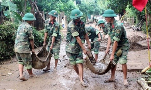 Bộ đội giúp dân khắc phục hậu quả sau bão lũ.
