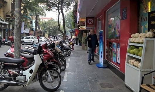 Sau một năm Hà Nội lập lại trật tự vỉa hè: Vẫn tồn tại nhiều vi phạm