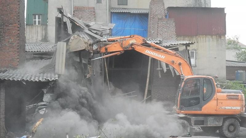 Máy xúc cỡ lớn tiến hành cưỡng chế tại xã Vân Môn (Ảnh: Dân Việt)