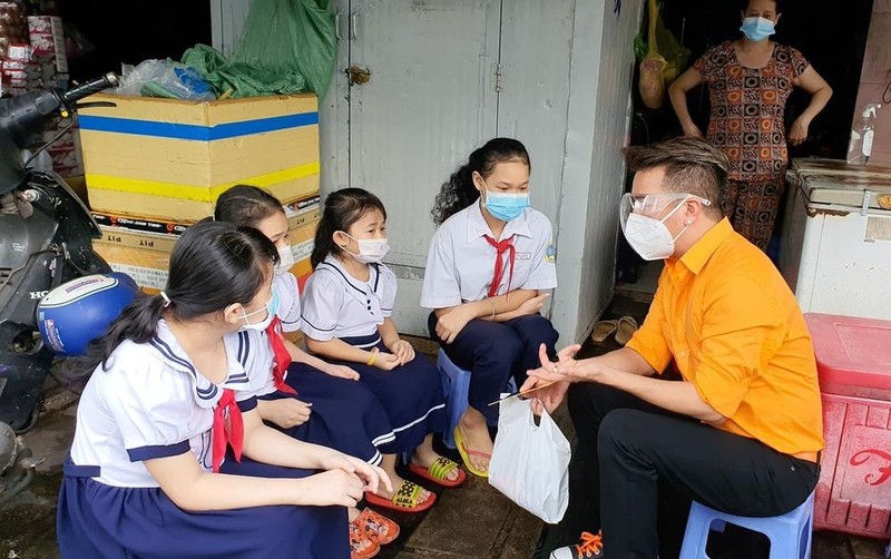Ngọc Sơn hát tri ân tuyến đầu; Sao Việt tại TP HCM đi làm ngày đầu tiên nới lỏng giãn cách ảnh 1
