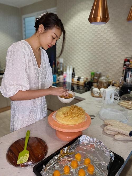 Căn hộ tự thiết kế với nội thất tối giản trắng xám của siêu mẫu Thanh Hằng ảnh 7