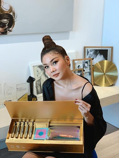 Căn hộ tự thiết kế với nội thất tối giản trắng xám của siêu mẫu Thanh Hằng ảnh 2