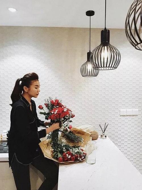 Căn hộ tự thiết kế với nội thất tối giản trắng xám của siêu mẫu Thanh Hằng ảnh 8