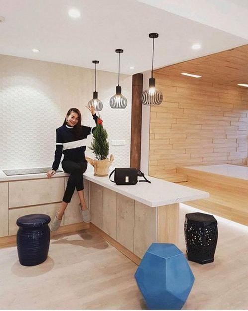 Căn hộ tự thiết kế với nội thất tối giản trắng xám của siêu mẫu Thanh Hằng ảnh 6