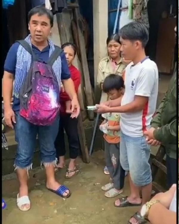 Triết lý dạy con của MC Quyền Linh sau chiếc balo tiền tỷ đi cứu trợ ảnh 4