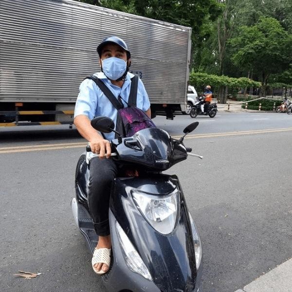 Triết lý dạy con của MC Quyền Linh sau chiếc balo tiền tỷ đi cứu trợ ảnh 1
