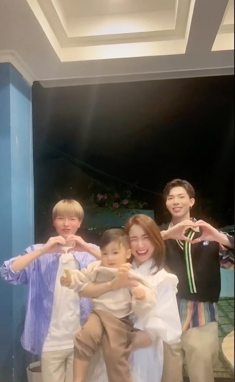 Hòa Minzy rạng rỡ hậu ly hôn ảnh 2