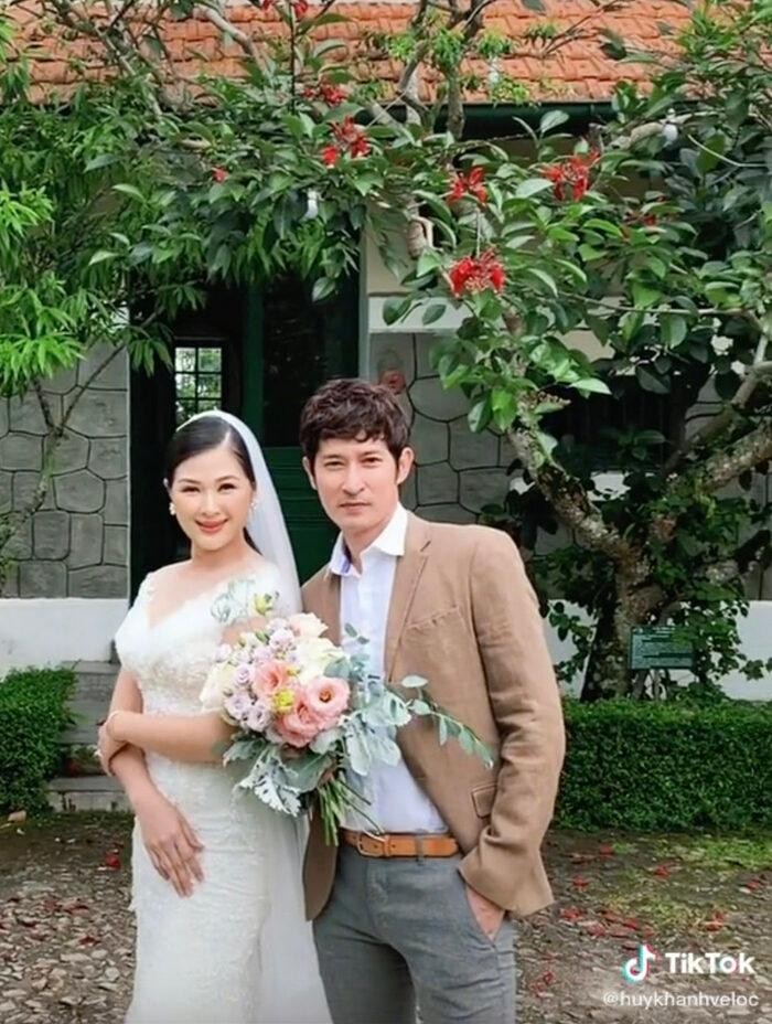 Vợ chồng Huy Khánh khoe ảnh tình tứ kỷ niệm 10 năm kết hôn ảnh 1