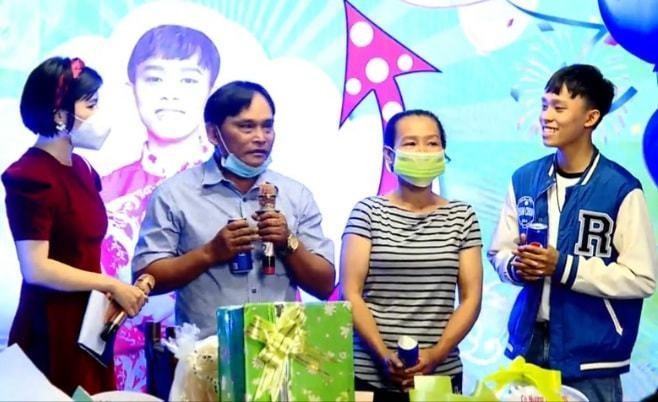 Người hâm mộ thuê cả khu du lịch tổ chức sinh nhật cho Hồ Văn Cường ảnh 3