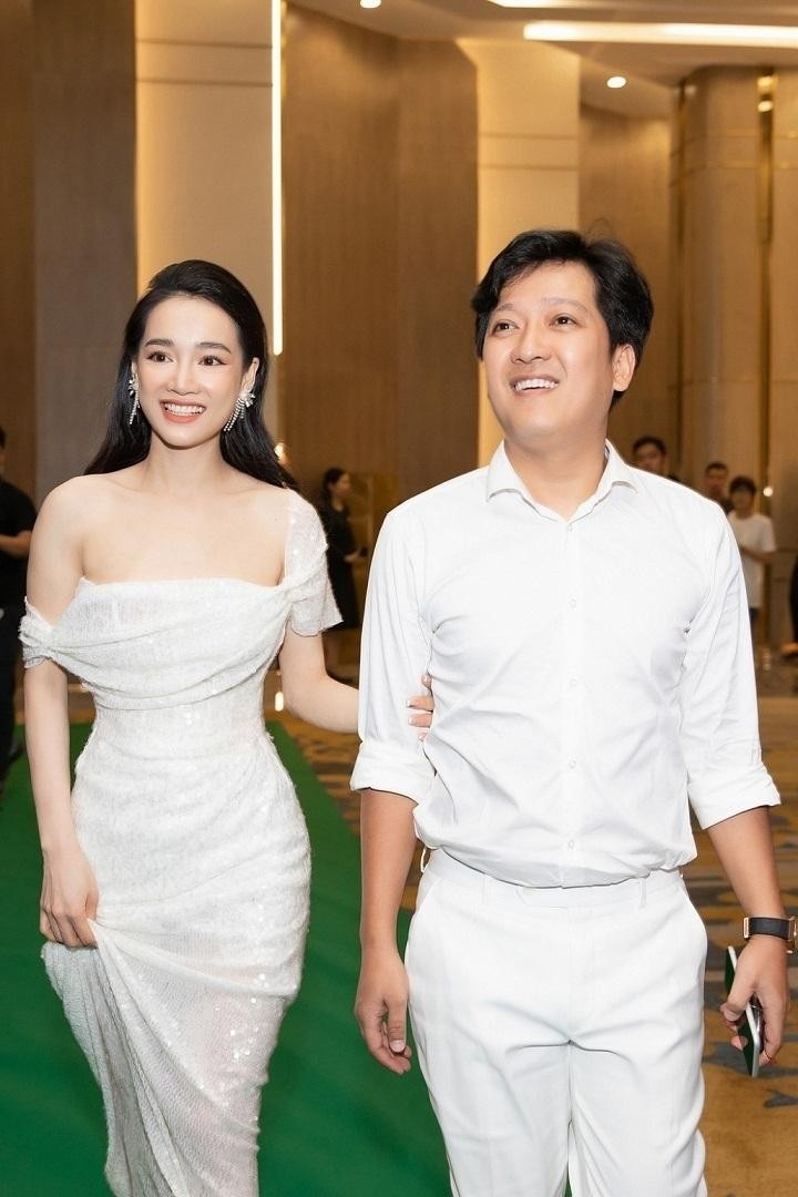 Nhã Phương livestream khoe biệt thự sân vườn nuôi cá, cây trái trĩu quả ảnh 6