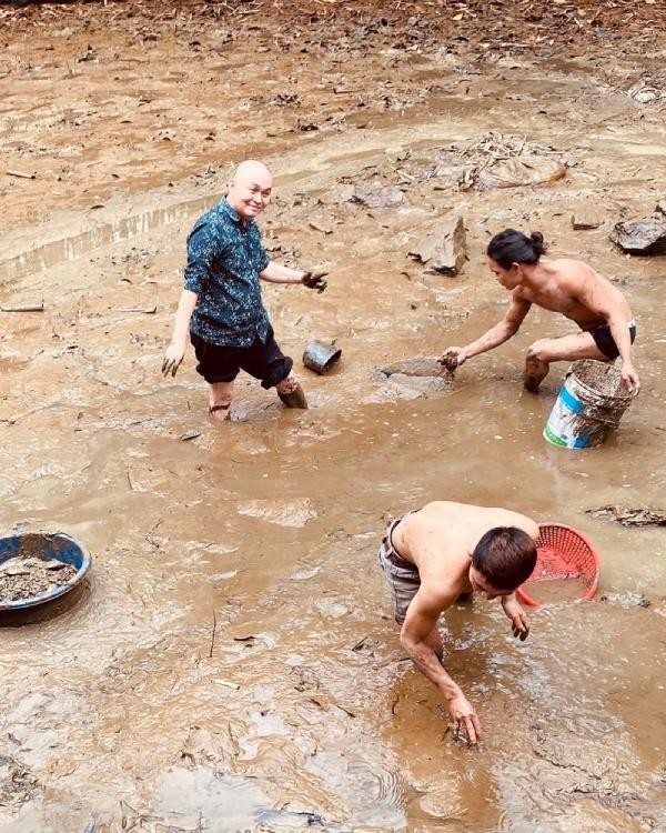 Cuộc sống hiện tại của nghệ sĩ Xuân Hinh: Về quê nuôi cá và trồng thêm rau ảnh 2