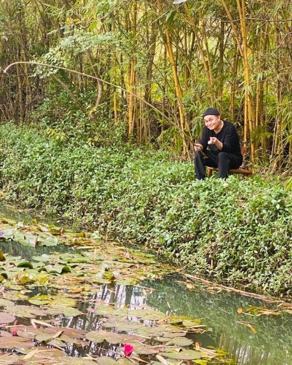 Cuộc sống hiện tại của nghệ sĩ Xuân Hinh: Về quê nuôi cá và trồng thêm rau ảnh 4