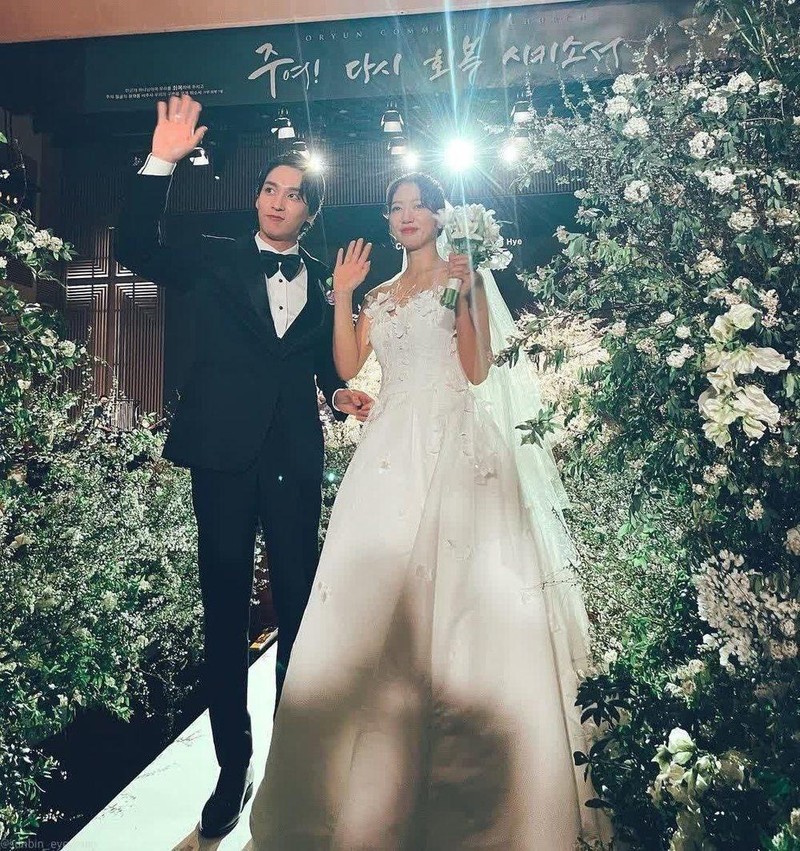 Park Shin Hye và ông xã lộ ảnh trăng mật ở Hawaii ảnh 2