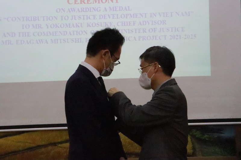 Lãnh đạo Bộ Tư Pháp trao Kỷ niệm chương “Vì sự nghiệp Tư pháp” cho Cố vấn trưởng Dự án JICA ảnh 2