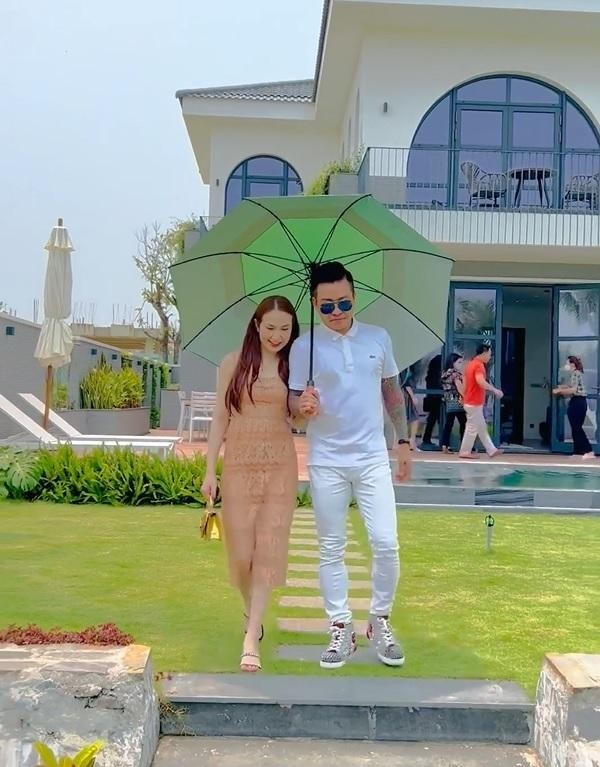 Tuấn Hưng và bà xã đi nhận biệt thự ven biển có giá chục tỷ tại Hội An ảnh 2