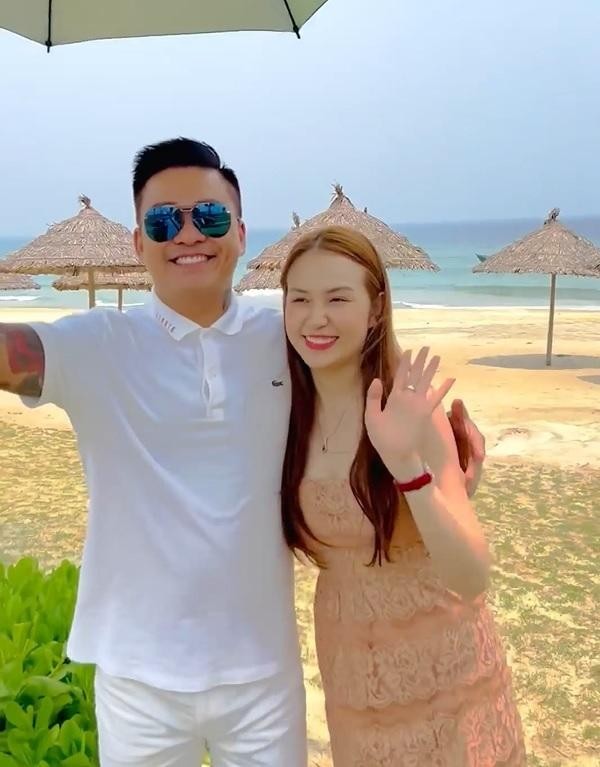 Tuấn Hưng và bà xã đi nhận biệt thự ven biển có giá chục tỷ tại Hội An ảnh 3