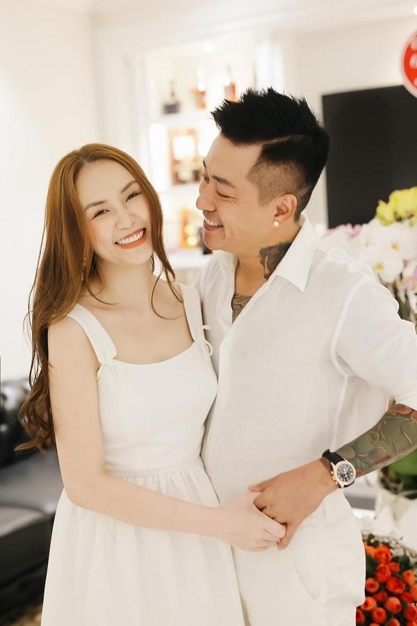 Tuấn Hưng và bà xã đi nhận biệt thự ven biển có giá chục tỷ tại Hội An ảnh 1