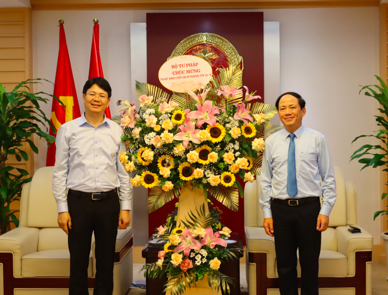 Thứ trưởng Nguyễn Thanh Tịnh gửi hoa chúc mừng Bộ Thông tin và Truyền thông nhân ngày Báo chí Cách mạng Việt Nam.

