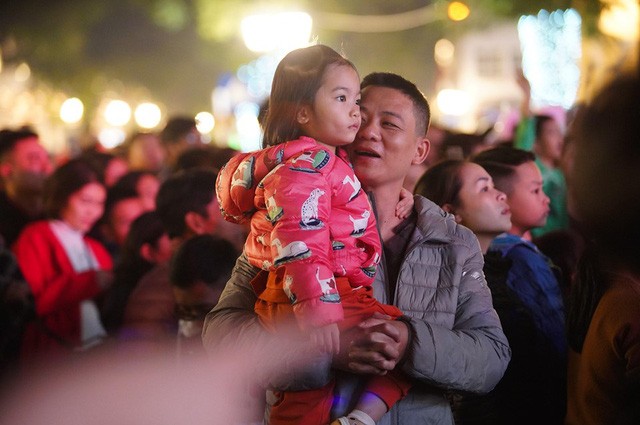 Hà Nội: Vạn người nín thở đón chờ khoảnh khắc chào năm mới 2020 - Ảnh 6. Hà Nội: Vạn người nín thở đón chờ khoảnh khắc chào năm mới 2020 - Ảnh 6.