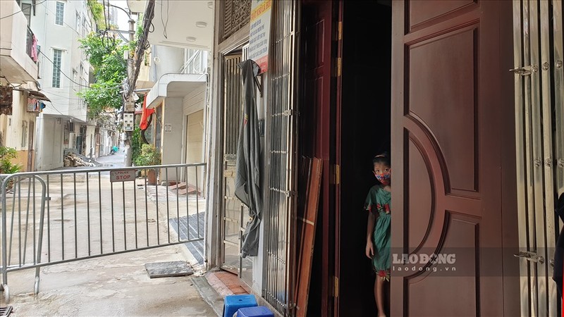 Người dân sinh sống tại những căn nhà sát khu vực bị phong tỏa cũng trang bị khẩu trang, khử khuẩn thường xuyên và chấp hành nghiêm lệnh không tụ tập, ra ngoài khi không cần thiết.