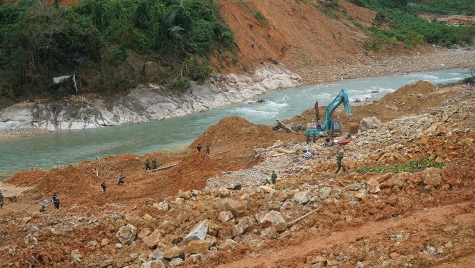 Sạt lở đất khiến 17 công nhân mất tích: Chủ đầu tư Thủy điện Rào Trăng 3 lên tiếng - Ảnh 1. Sạt lở đất khiến 17 công nhân mất tích: Chủ đầu tư Thủy điện Rào Trăng 3 lên tiếng - Ảnh 1.