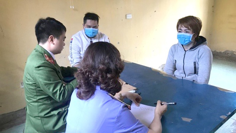 Chủ quán bánh xèo có hành vi hành hạ nhân viên trong buổi làm việc ở cơ quan công an.