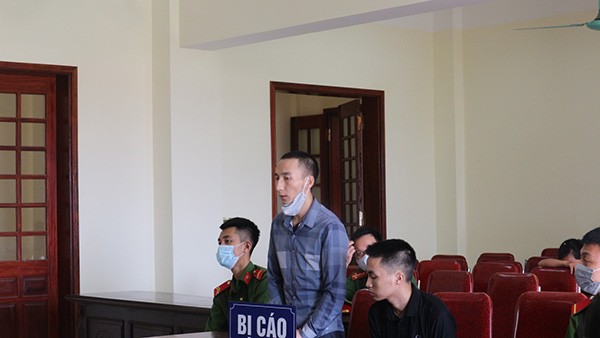 Bị cáo Lầu Bá Xâu (ngồi) lĩnh án tử, anh trai Lầu Bá Lồng tù chung thân