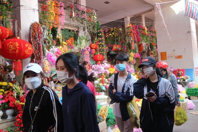 Nhiều bạn trẻ tranh thủ những ngày nghỉ giáp Tết để đi chợ Giát.