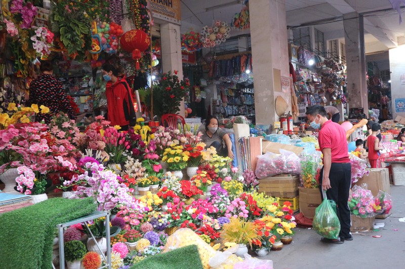Màu sắc rực rỡ từ cửa hàng bán hoa trong chợ.