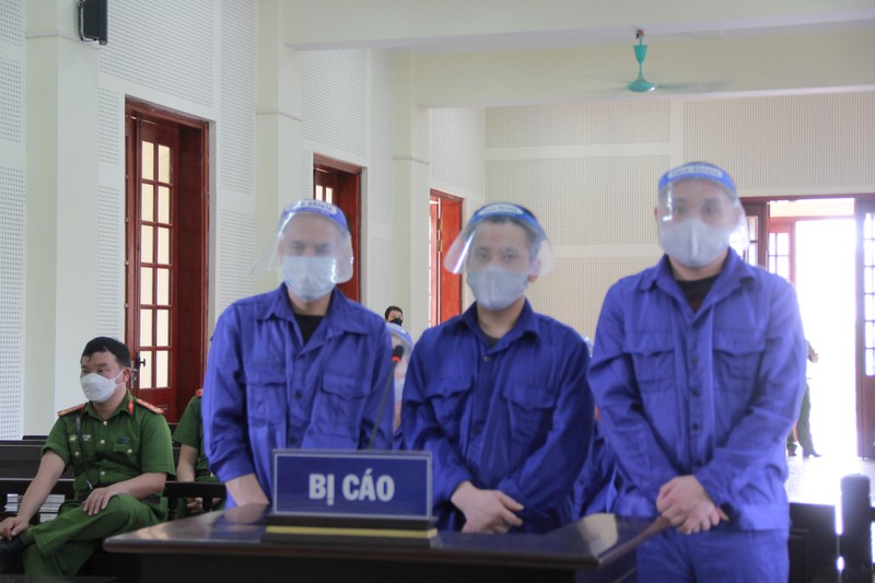 Bị cáo Cao Trọng Hà (bên trái) và 2 đồng phạm