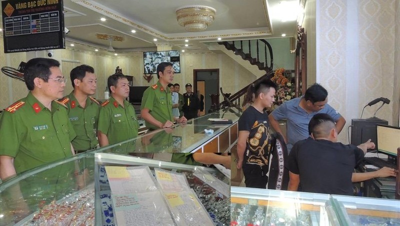Công an khám xét, thu thập tài liệu liên quan đến nhóm đối tượng.