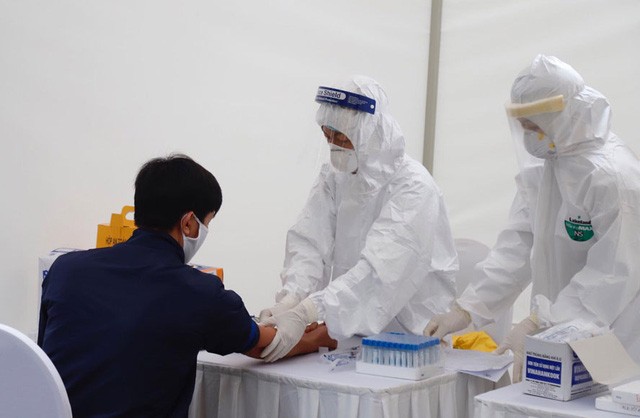 COVID -19: Vì sao “test nhanh” âm tính nhưng xét nghiệm lại dương tính?