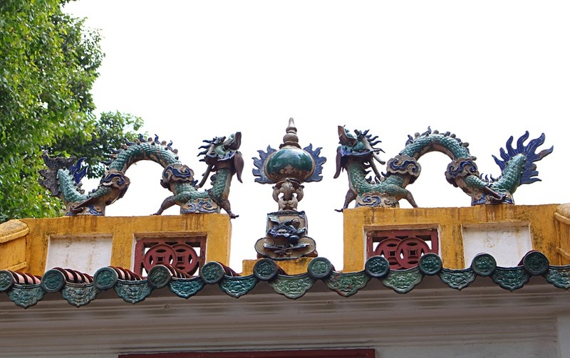 Trái châu lăng Lê Văn Duyệt gắn trên nóc bia đình.
