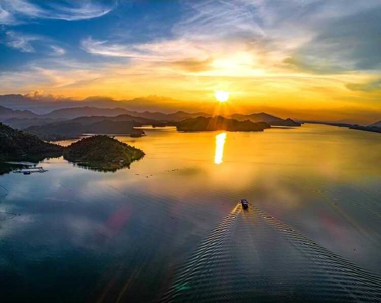 Hoàng hôn trên hồ Núi Cốc (ảnh: Trần Đoàn Huy).