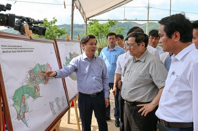 Thủ tướng Phạm Minh Chính xem bản đồ quy hoạch tổng mặt bằng sử dụng đất dự án cao tốc Hòa Bình - Mộc Châu.