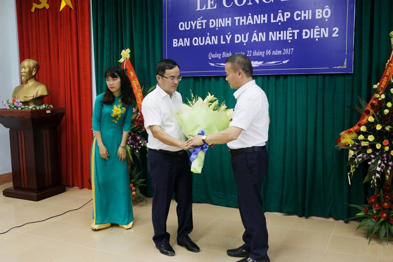 Bí thư Đảng ủy EVN Dương Quang Thành trao quyết định cho tân Bí thư Chi bộ ANĐ2 Nguyễn Văn Thành (phải)