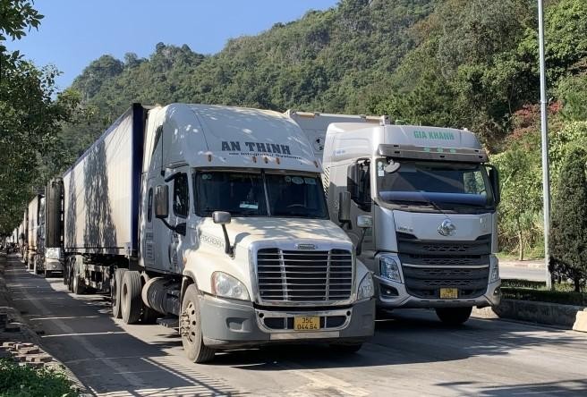 Dù đã khuyến cáo nhưng trung bình vẫn có 120 xe chở hàng lên Lạng Sơn chờ xuất khẩu mỗi ngày.