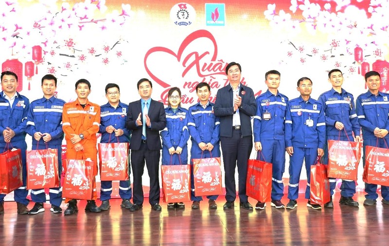 Công đoàn Dầu khí trao quà Tết cho người lao động.