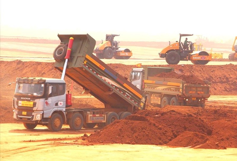 Hơn 800 đầu máy, thiết bị được huy động thi công trên công trường.