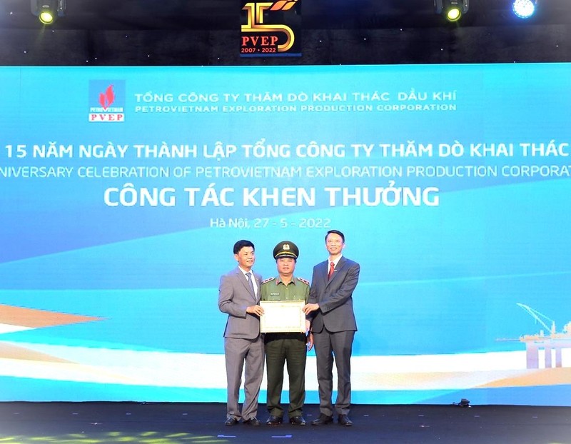 Trung tướng Nguyễn Đình Thuận - Cục trưởng Cục An ninh Kinh tế trao Bằng khen của Bộ trưởng Công an cho PVEP.