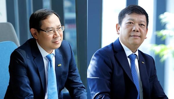 Ông Đỗ Minh Toàn (phải) Tổng Giám đốc ACB và người kế nhiệm ông Từ Tấn Phát (trái).