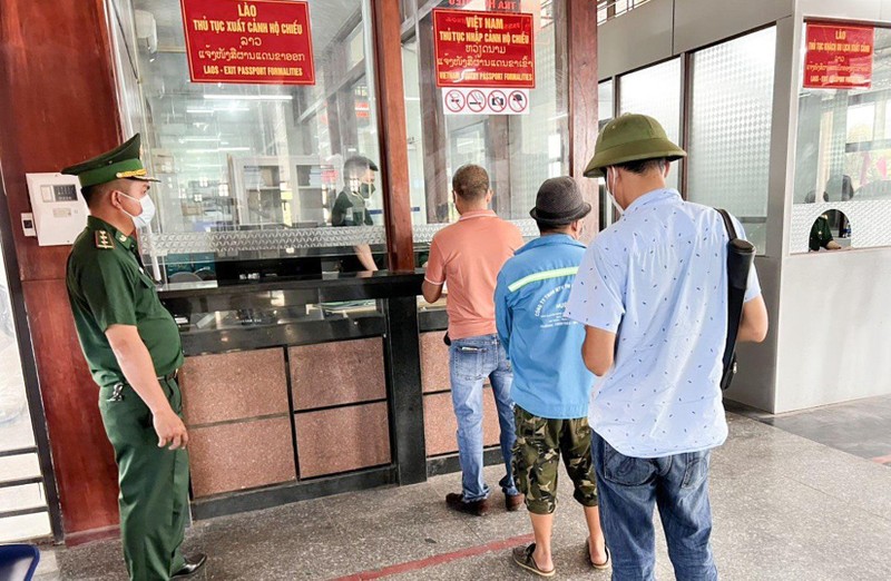 Hoạt động xuất nhập cảnh tại các cửa khẩu ở Quảng Trị trở lại bình thường ảnh 1