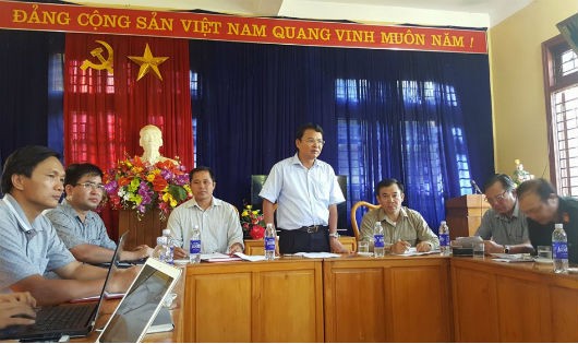 Chủ tịch UBND tỉnh Lào Cai Đặng Xuân Phong chỉ đạo buổi họp nhanh ngay sau khi "cuốc bộ" vào hiện trường. Ảnh: NP.