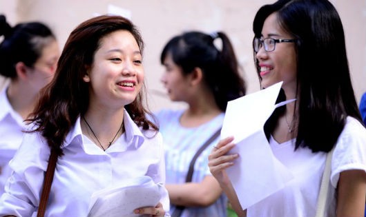 Thí sinh trước giờ thi. Ảnh QT