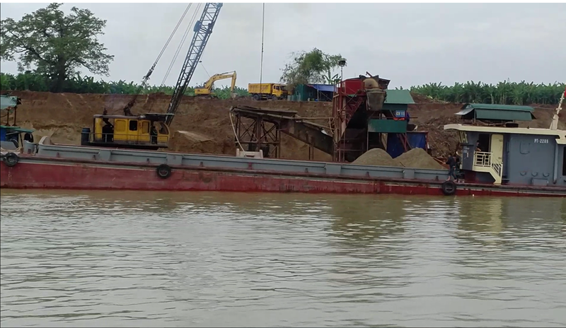 Đại công trường khai thác cát của Cty Cát Vàng Phú Thọ. Ảnh: Xuân Hồng.